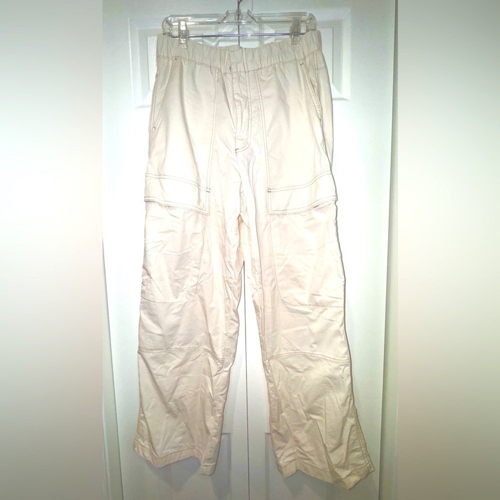 Zara Beige/Cream Big Pocket wide leg Cargo Pants. Size Medium. VVGUC.